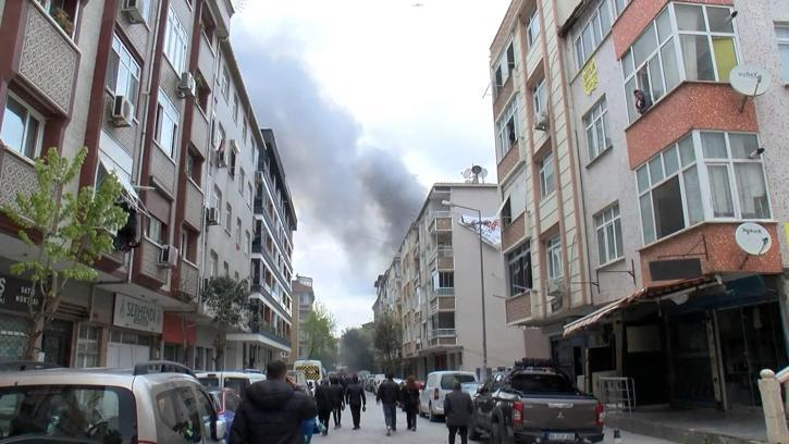 Güngören'de okul inşaatında alev alev yanan işçi konteynerleri söndürüldü