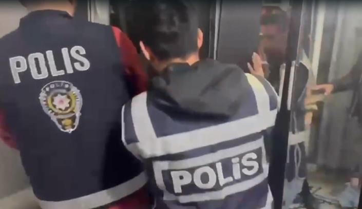 Firari hükümlü saklandığı gardıropta yakalandı