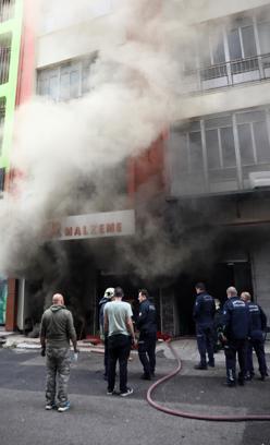 Mobilya deposunda korkutan yangın