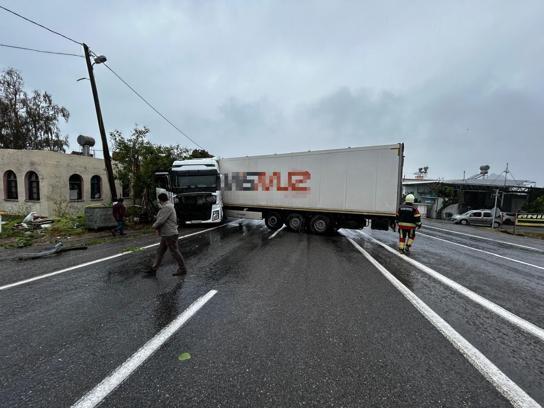 Mersin'de TIR'ın yağış nedeniyle kayarak yaptığı kaza kamerada: 1 yaralı