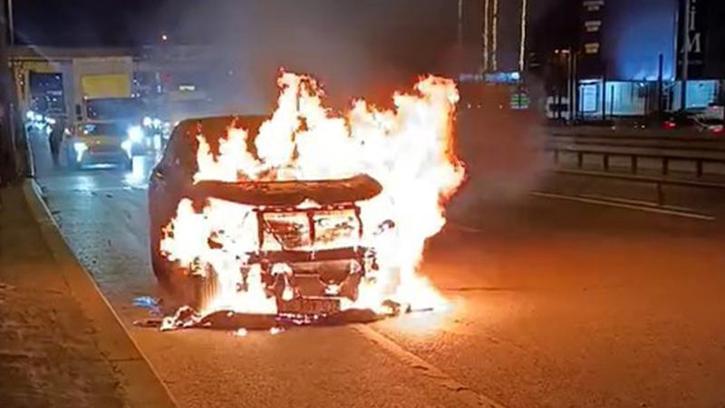 Avcılar D-100 Karayolu'nda seyir halindeki otomobil alev alev yandı