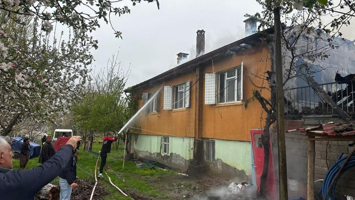 Yangında ev zarar gördü