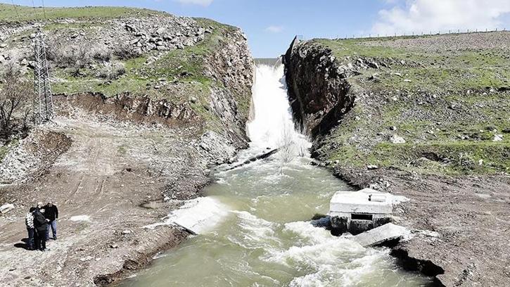 Tam doluluğa ulaşan Patnos Barajı'nda kapaklar açıldı
