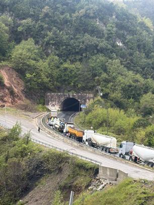 Heyelan nedeniyle kopan kaya ve dal parçaları elektrik hattını kopardı