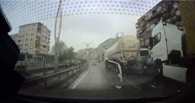 Otomobil, TIR ile tanker arasına sıkıştı; kaza kamerada