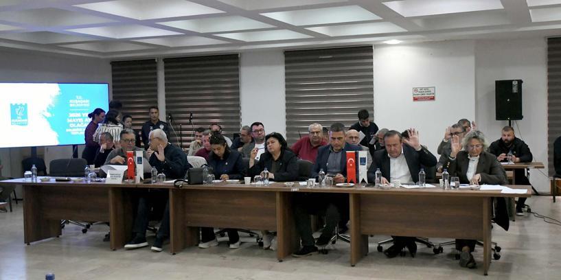 Kuşadası'nda 3 plajda ücretsiz şezlong uygulaması meclis kararıyla devam edecek