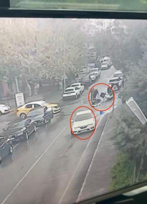 Motosiklet ile otomobilin çarpıştığı kaza kamerada