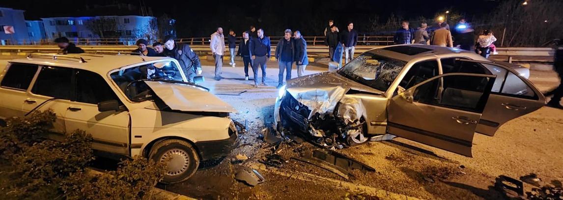 Kavşakta ters yöne giren alkollü sürücünün otomobili, başka otomobille çarpıştı: 6 yaralı
