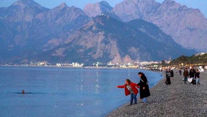 Antalya'da Hıdırellez dilekleri, günün ilk ışıklarıyla suyla buluştu