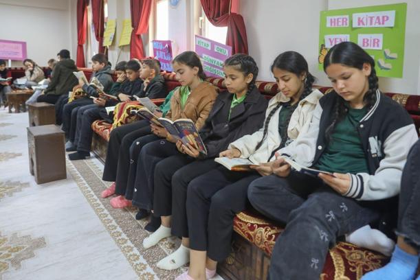 Genç’te protokol üyeleri, öğrencilerle kitap okudu