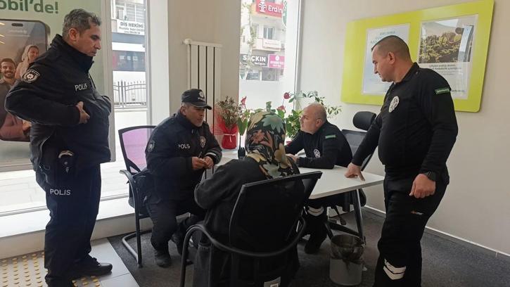Emekliyi, dolandırılmaktan güvenlik görevlileri ve polisler kurtardı