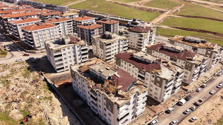 Gaziantep’te fırtınanın hasar tespiti sürüyor; çatılardaki zarar dron kamerasında
