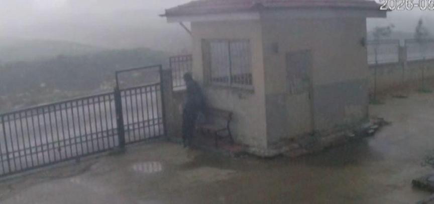Gaziantep’te fırtınaya yakalanan çobanın zor anları kamerada