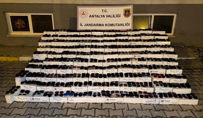 Alanya'da 10 bin kaçak güneş gözlüğü ele geçirildi