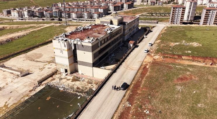 Gaziantep’te fırtınanın hasar tespiti sürüyor; çatılardaki zarar dron kamerasında (2)