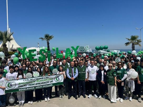 İzmir’de öğrencilerden sağlıklı yaşam için farkındalık yürüyüşü
