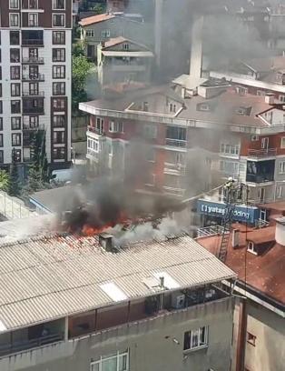Eyüpsultan'da 4 katlı binanın çatı katında çıkan yangın söndürüldü