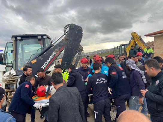Elazığ’da kanalizasyon çalışmasında göçük altında kalan işçi kurtarıldı