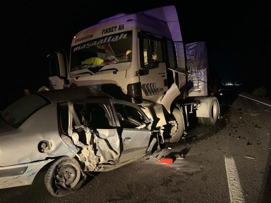 TIR ile çarpışan otomobildeki çift öldü