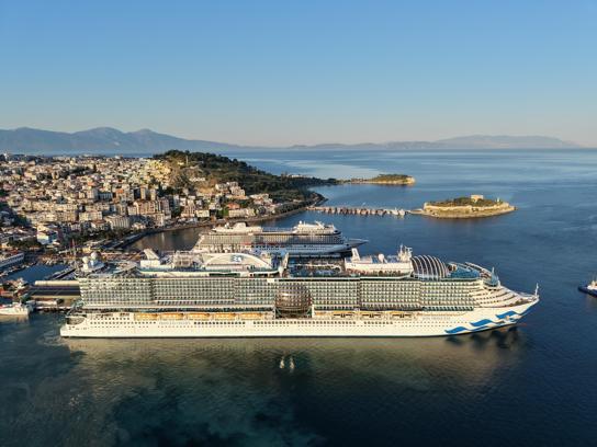 Kuşadası'na 4 kruvaziyer ile denizden 10 bin 800 turist geldi