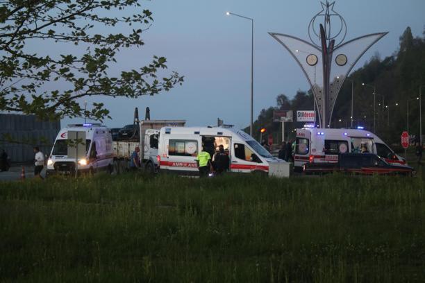 Rize’de otomobil kamyona çarptı; 1’i bebek, 6 yaralı