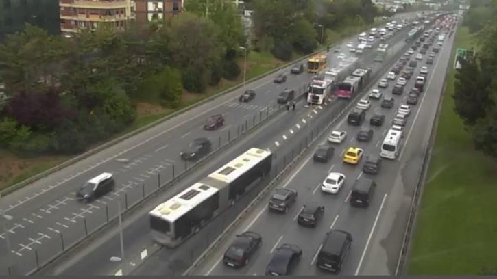 Üsküdar’da metrobüsün motor kısmında çıkan yangın söndürüldü