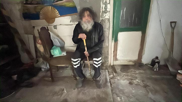 Çöp evden çıkarılıp, barınma merkezine yerleştirildi; görünümü değişti