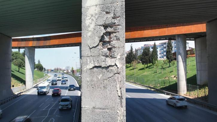 Esenyurt'ta beton parçaları dökülen köprünün paslanan demirleri ortaya çıktı
