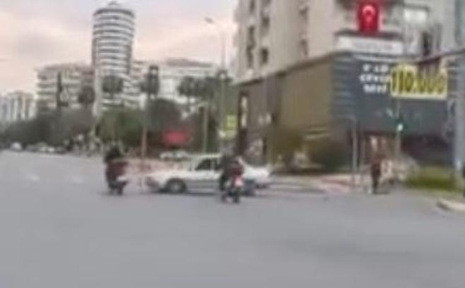 Otomobil ile 2 motosikletin çarpıştığı kaza kask kamerasında