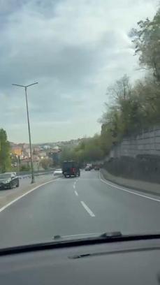 Sarıyer'de seyir halindeki motosikletliye minibüs çarptı; kaza kamerada