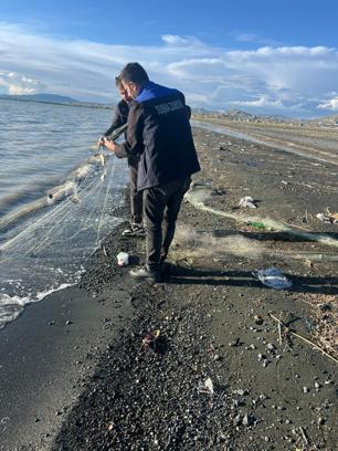 Van Gölü'ne atılan 200 metre uzatma ağında yakalanan 100 kilo canlı balık, tekrar suya bırakıldı