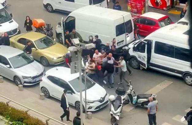 Esenyurt’ta kaza sonrası yol ortasında tekmeli tokatlı kavga