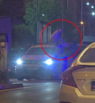 Otomobili durdurup üzerine çıktı; o anlar kamerada