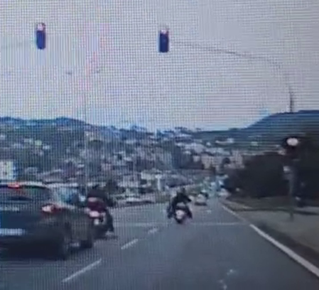 Motosikletin yayaya çarpması sonucu 2 kişi yaralandı; kaza anı kamerada