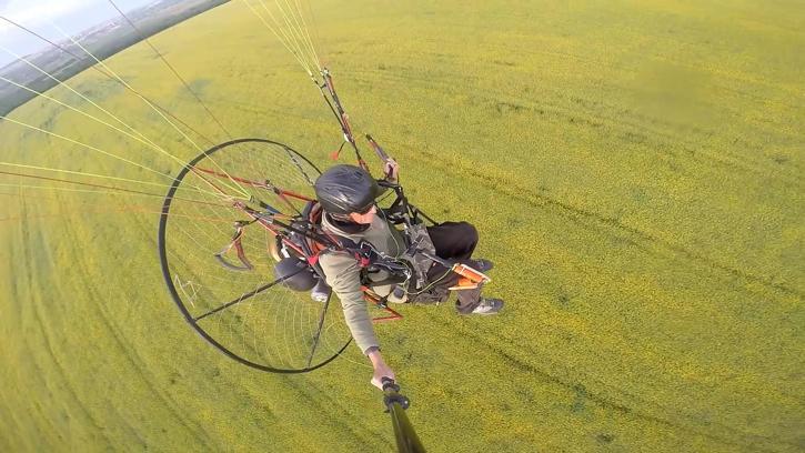 Edirne’nin 'sarı altın çiçeği’ kanola tarlaları üzerinde paramotorla uçtu
