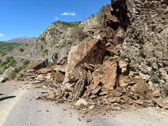 Şemdinli-Derecik kara yolu, heyelan nedeniyle ulaşıma kapandı