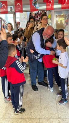 Emekliye ayrılan 43 yıllık öğretmen, öğrencilerine gözyaşlarıyla veda etti