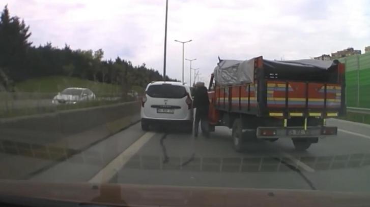 Kartal'da trafikte tartıştığı sürücünün aracına saldıran kamyon şoförüne 180 bin lira ceza