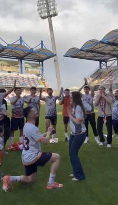Şampiyonluk kutlamalarında futbolcudan sürpriz evlilik teklifi