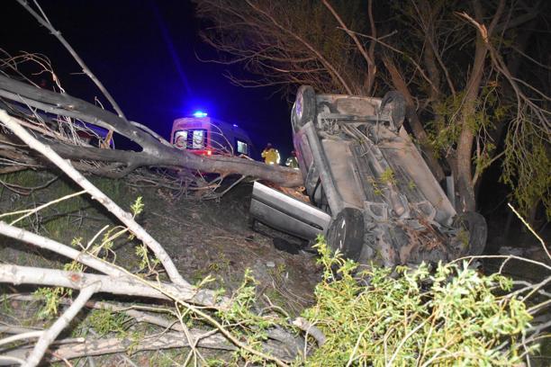 Sivas’ta otomobil yol kenarındaki ağaca çarpıp devrildi: 1 ölü, 4 yaralı