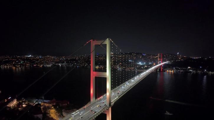 15 Temmuz Şehitler Köprüsü şampiyon Galatasaray’ın renkleriyle ışıklandırıldı