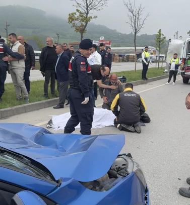 Minibüsten inip yolun karşısına geçerken otomobilin çarptığı kadın, öldü