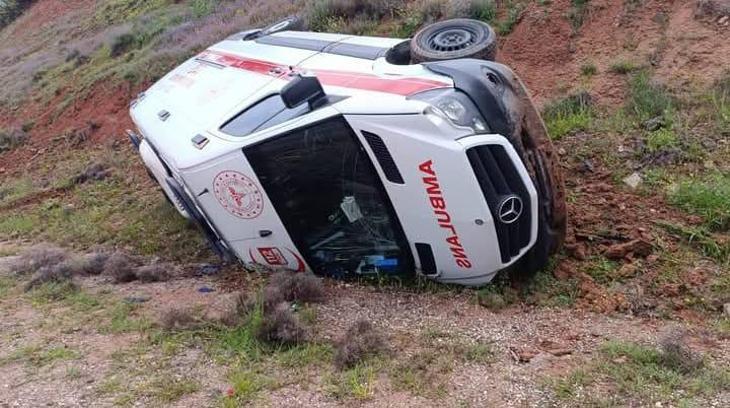 Ankara'da ambulans devrildi
