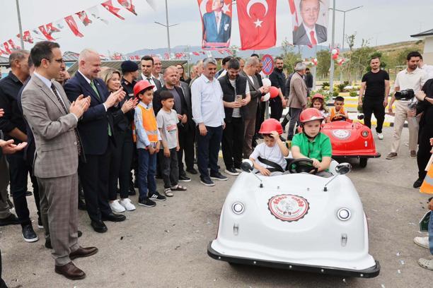 Menemen'de çocuklar için trafik eğitim parkuru açıldı