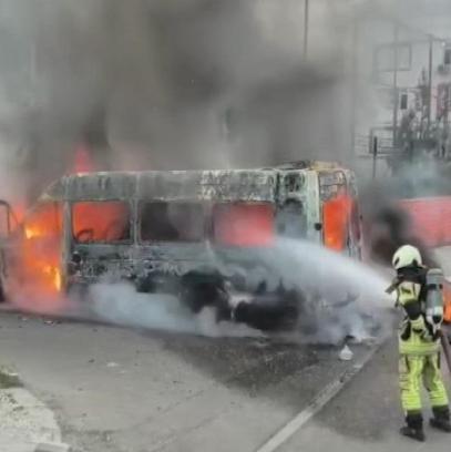 Diyarbakır'da öğrenci servisi alev alev yandı