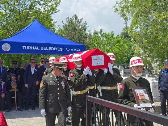 Şehit askerin cenazesi, ailesinin isteği üzerine 14 yıl sonra İstanbul'a nakledildi