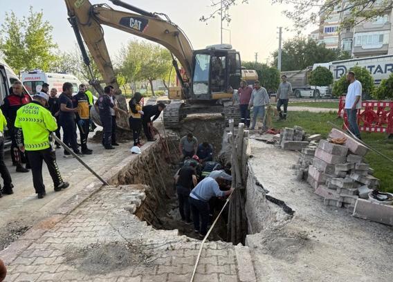 Göçük altında kalan 2 kardeş işçi yaralandı
