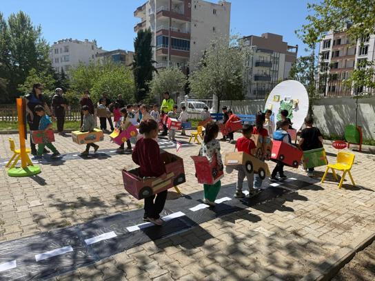 Minik öğrenciler, geri dönüşümden araç yaparak çevre duyarlılığına dikkat çekti