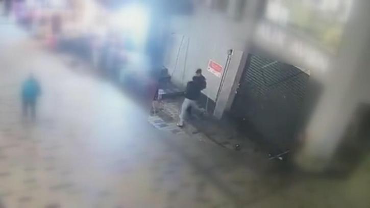 Beyoğlu’nda bankta uyuyan adamın cep telefonunu çalan yankesici suçüstü yakalandı