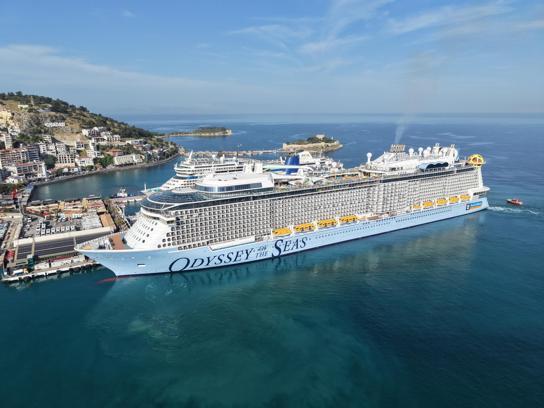 Kuşadası’na 3 kruvaziyer gemisi 9 bin 132 turist getirdi